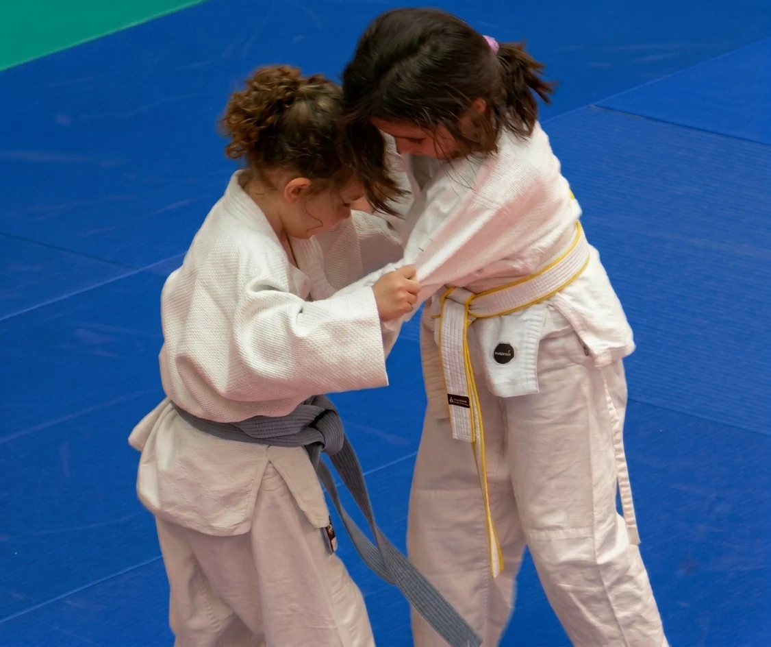 Alumnos de judo y karate infantil en Gimnasio Budokan